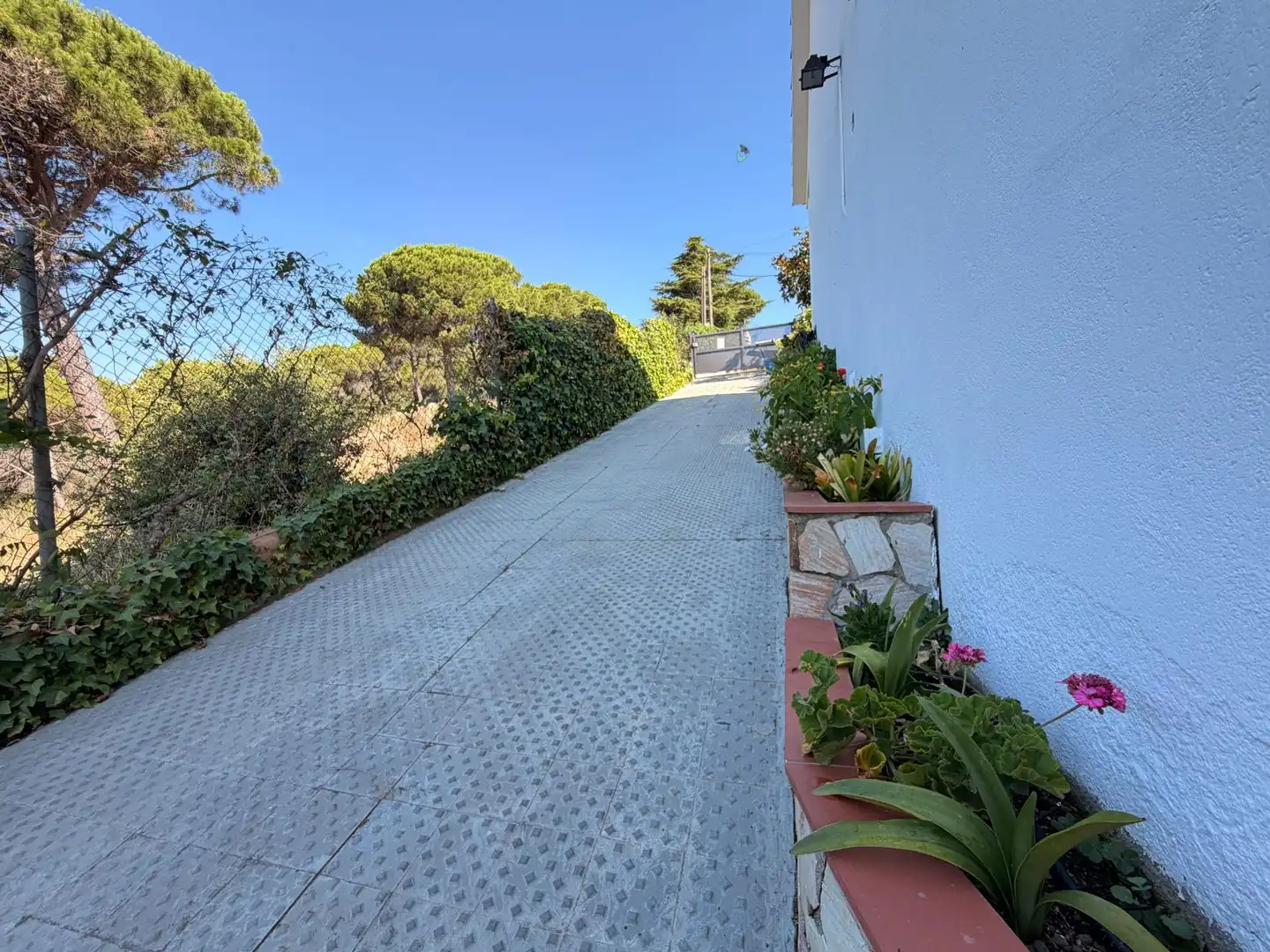 Vista exterior de Casa o xalet en venda en Mataró amb Calefacció, Terrassa i Traster