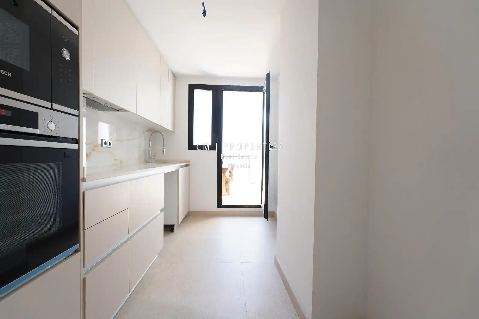 Cocina de Casa adosada de alquiler en Chiva con Aire acondicionado, Calefacción y Jardín privado