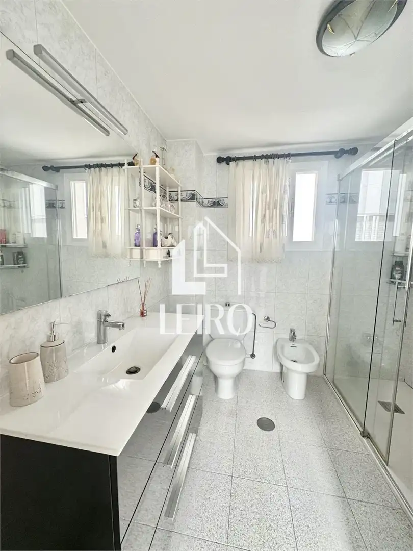 Badezimmer von Dachboden zum Verkauf in Vilagarcía de Arousa mit Heizung, Parkett und Terrasse