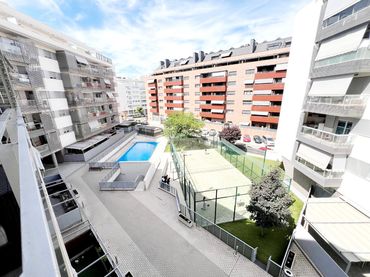 Pis amb piscina en venda a Calle Dámaso Alonso