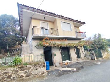 Casa amb balcó en venda a Cenlle