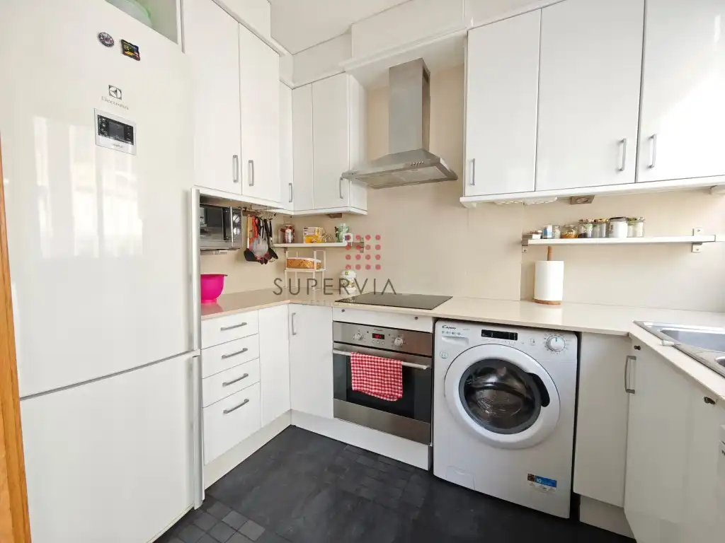 Küche von Dachboden zum Verkauf in Barcelona mit Balkon