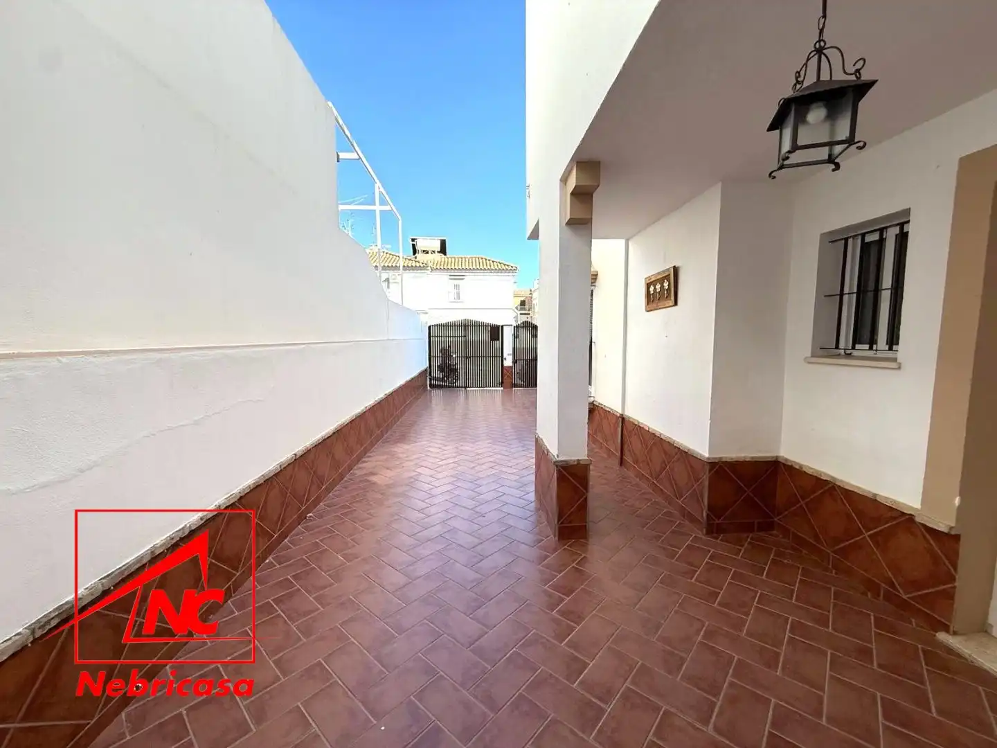 Vista exterior de Casa o xalet en venda en Lebrija amb Aire condicionat i Jardí privat