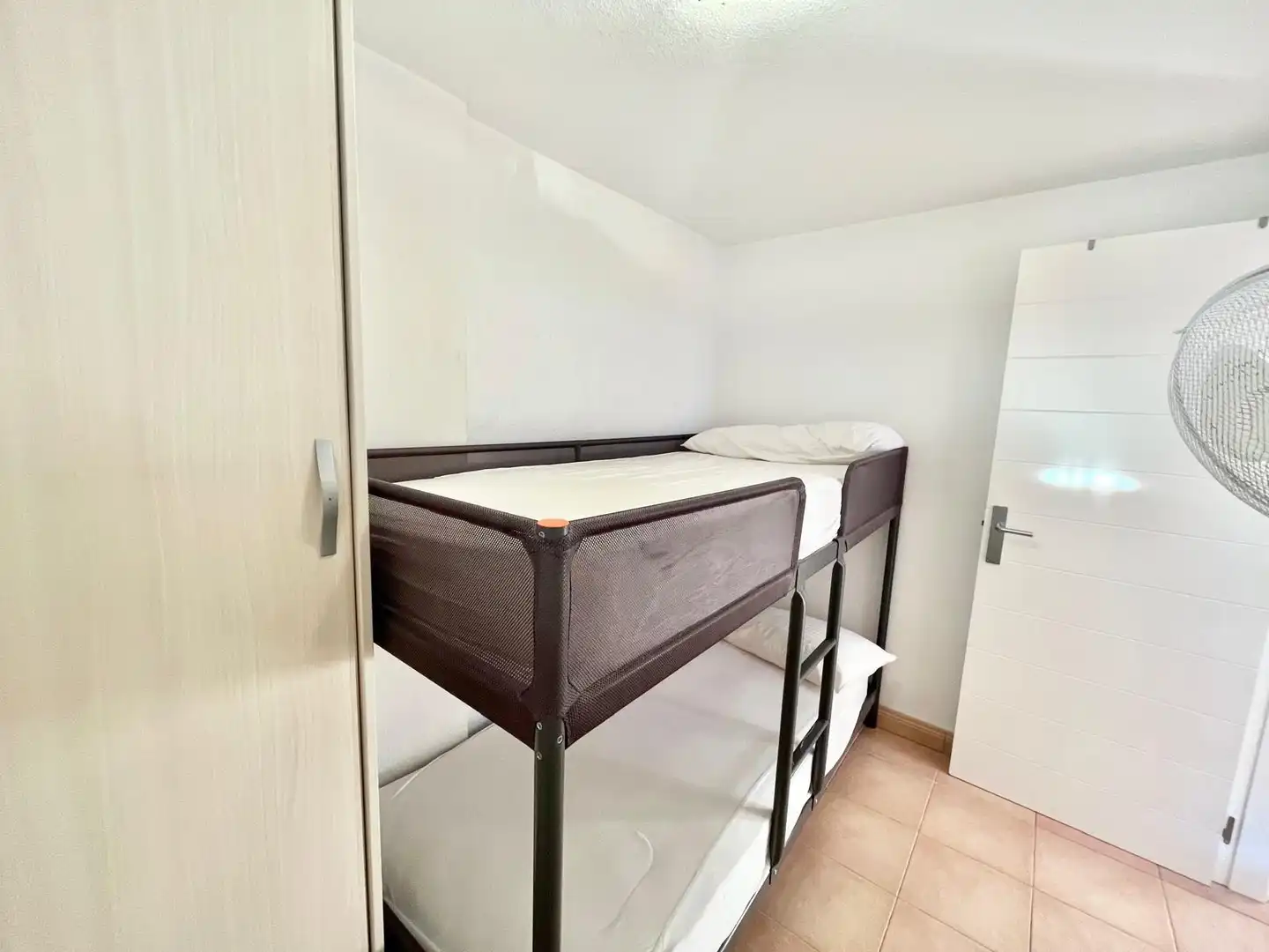 Dormitori de Apartament de lloguer en La Manga del Mar Menor amb Aire condicionat, Calefacció i Piscina