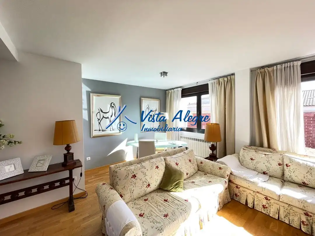 Sala de estar de Ático en venta en Haro con Calefacción, Parquet y Terraza