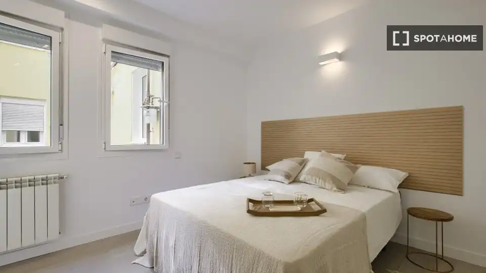 Dormitori de Pis de lloguer en Madrid amb Aire condicionat, Calefacció i Moblat