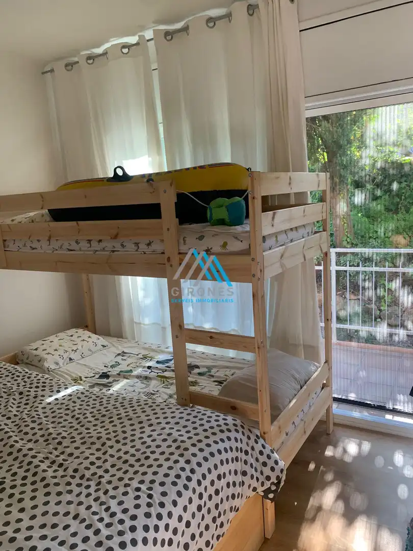 Dormitori de Apartament de lloguer en Sant Feliu de Guíxols amb Calefacció, Terrassa i Alarma