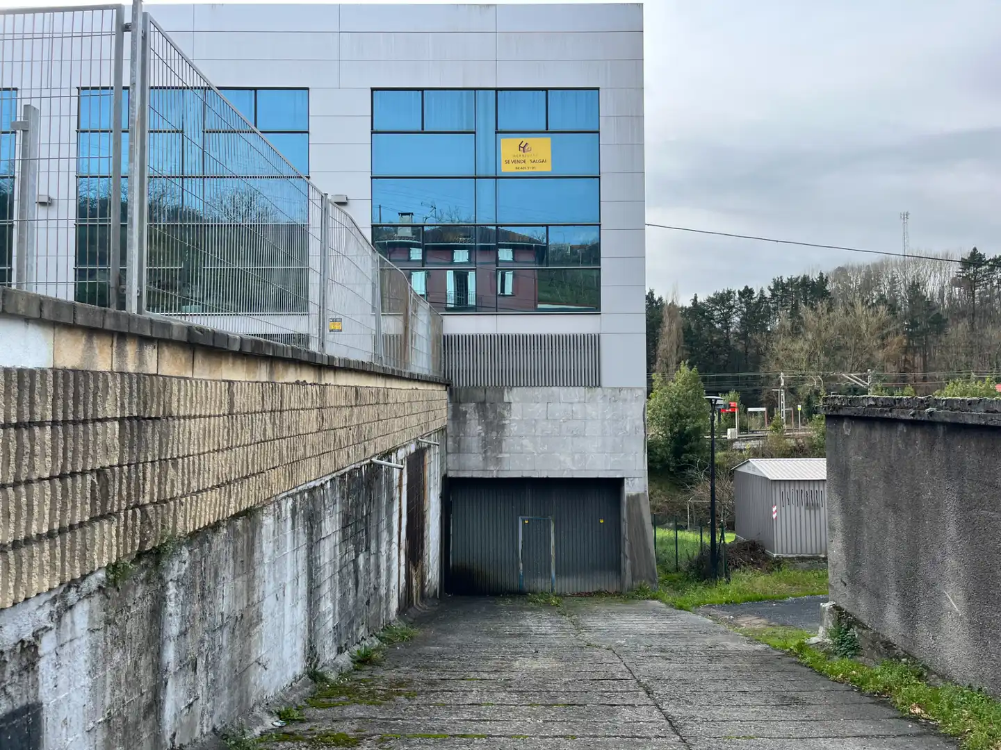 Außenansicht von Fabrikhallen zum Verkauf in Arrankudiaga / Zollo mit Heizung und Alarm