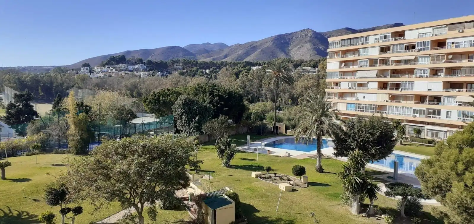 Vista exterior de Estudi en venda en Torremolinos amb Aire condicionat, Jardí privat i Piscina comunitària