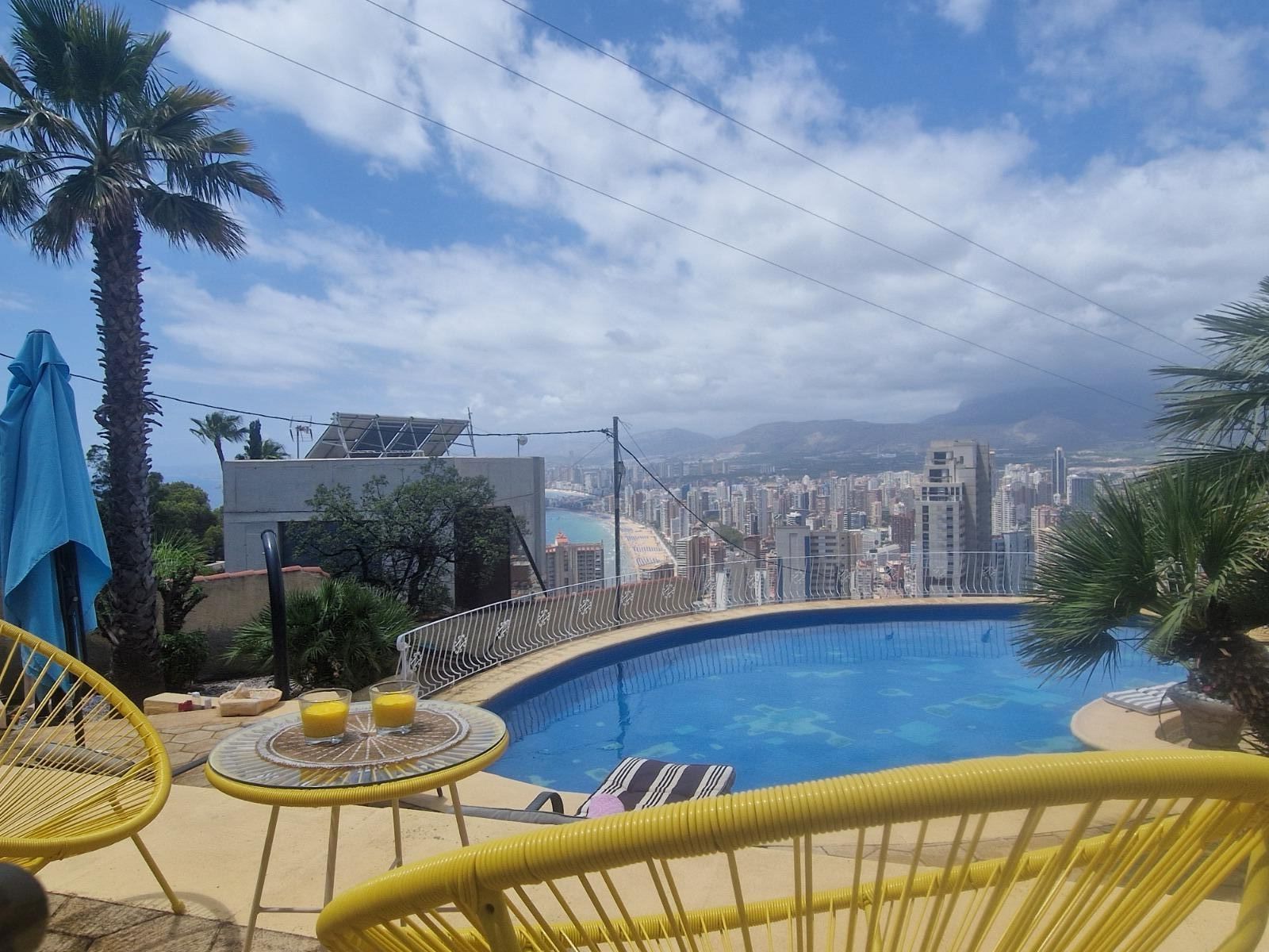 Piscina de Casa o xalet en venda en Benidorm amb Aire condicionat, Calefacció i Jardí privat