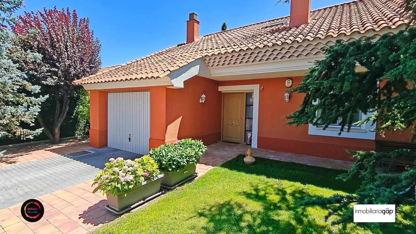 Vista exterior de Casa o xalet en venda en Chillarón de Cuenca amb Aire condicionat, Calefacció i Jardí privat