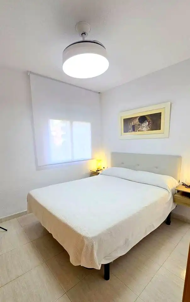 Habitación de Apartamento de alquiler en Gandia con Aire acondicionado, Terraza y Piscina comunitaria