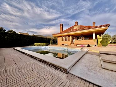 Villa con piscina in vendita a Ibi