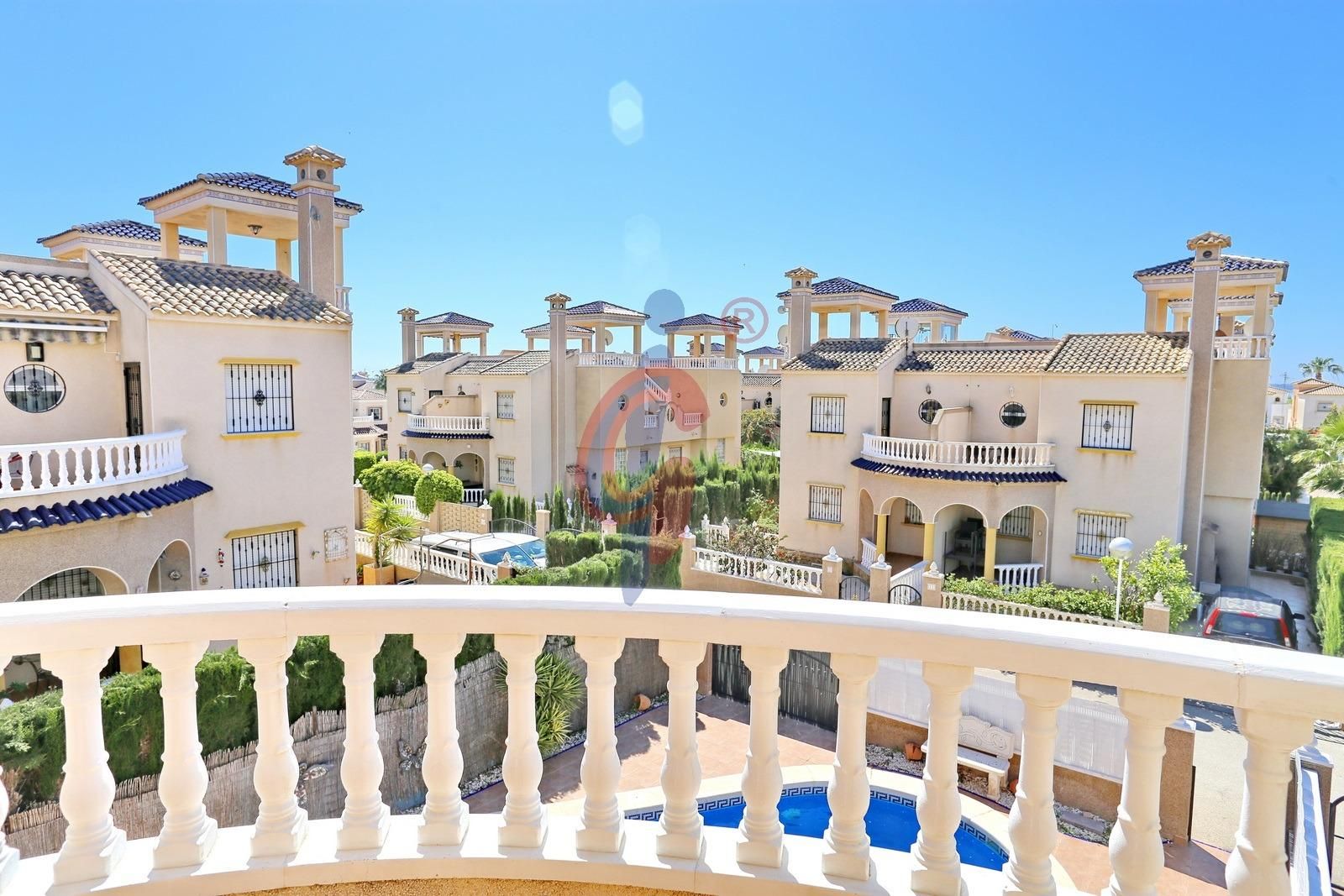 Vista exterior de Casa adosada en venda en Guardamar del Segura amb Aire condicionat, Jardí privat i Terrassa