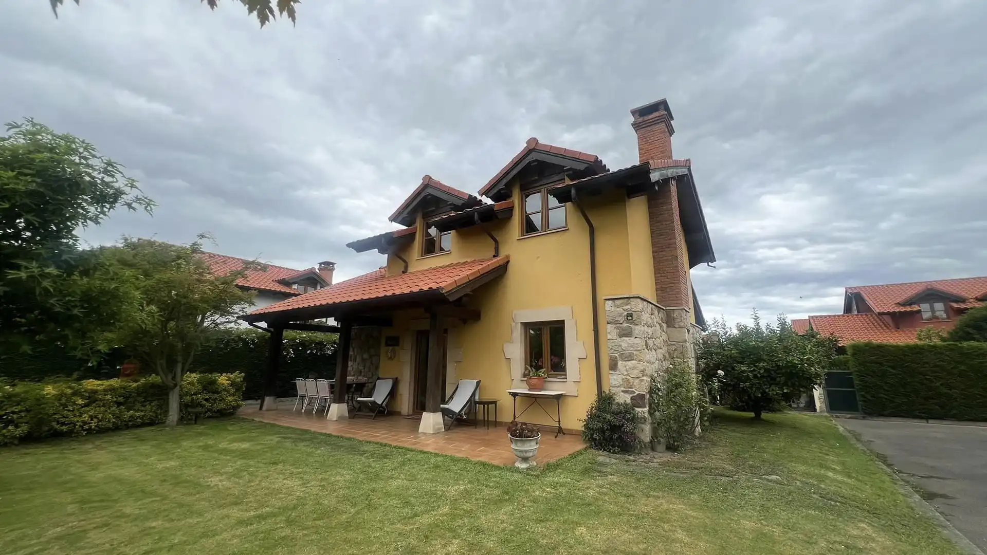 Außenansicht von Haus oder Chalet zum Verkauf in Suances mit Heizung, Privatgarten und Parkett