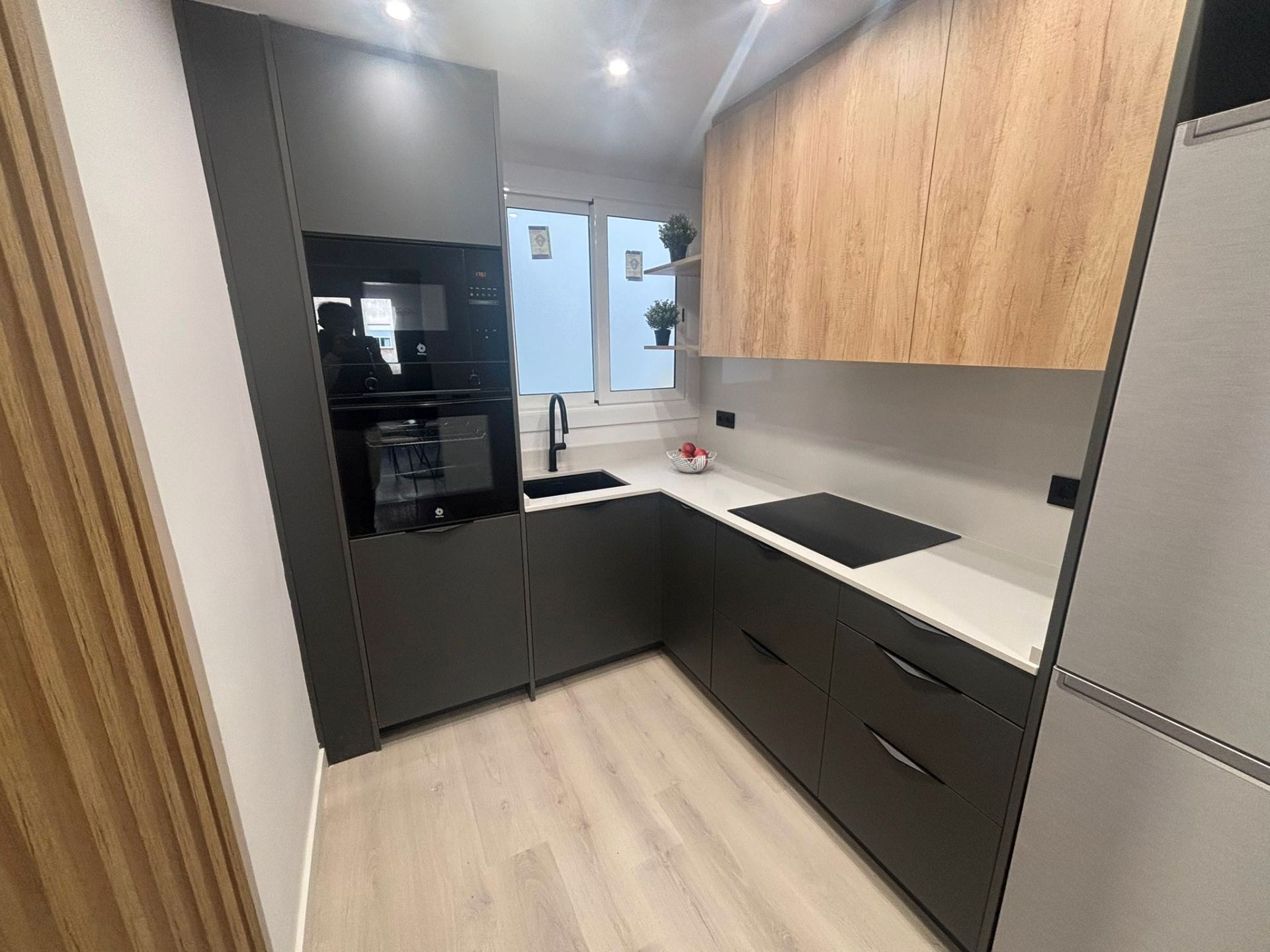 Küche von Wohnung zum Verkauf in  Barcelona Capital mit Parkett und Ofen