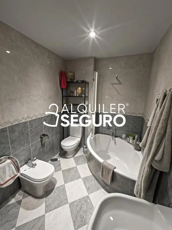 Baño de Piso de alquiler en Granada con Terraza y Amueblado