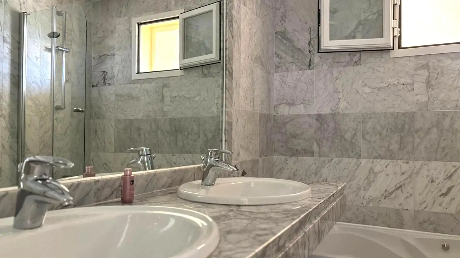Baño de Apartamento de alquiler en Marbella con Aire acondicionado, Terraza y Piscina comunitaria