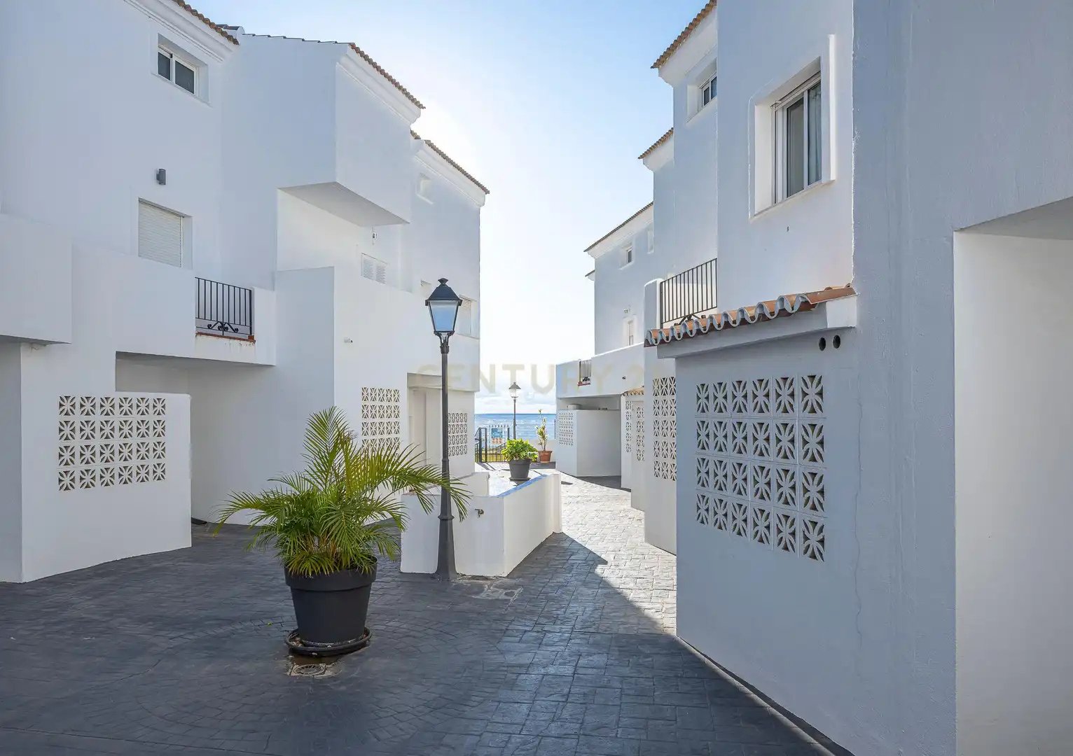 Vista exterior de Casa adosada en venta en Estepona con Aire acondicionado, Trastero y Piscina comunitaria