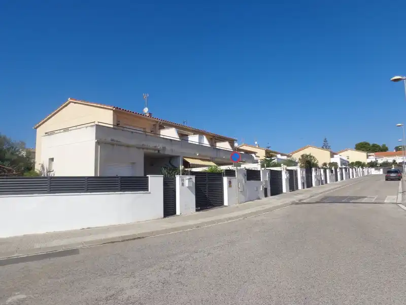 Casa aparellada amb piscina en venda a C/ de la Mediterranea