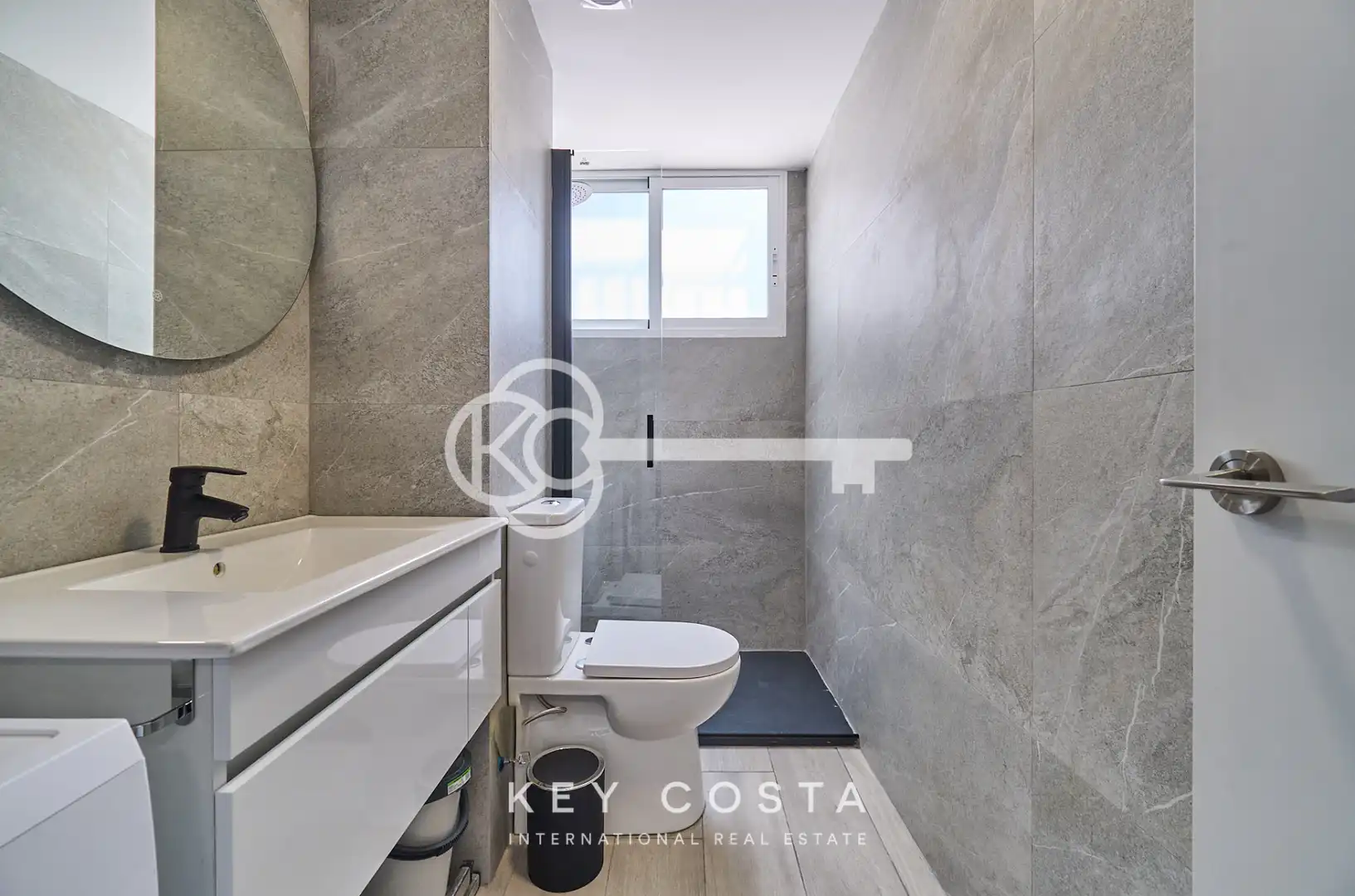 Baño de Piso en venta en Alicante / Alacant con Aire acondicionado, Terraza y Amueblado