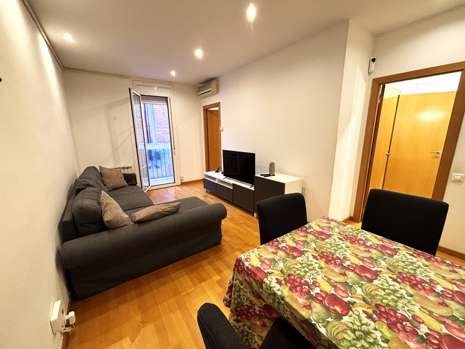 Living room of Flat for sale in  Barcelona Capital  with Air Conditioner, Furnished and Balcony