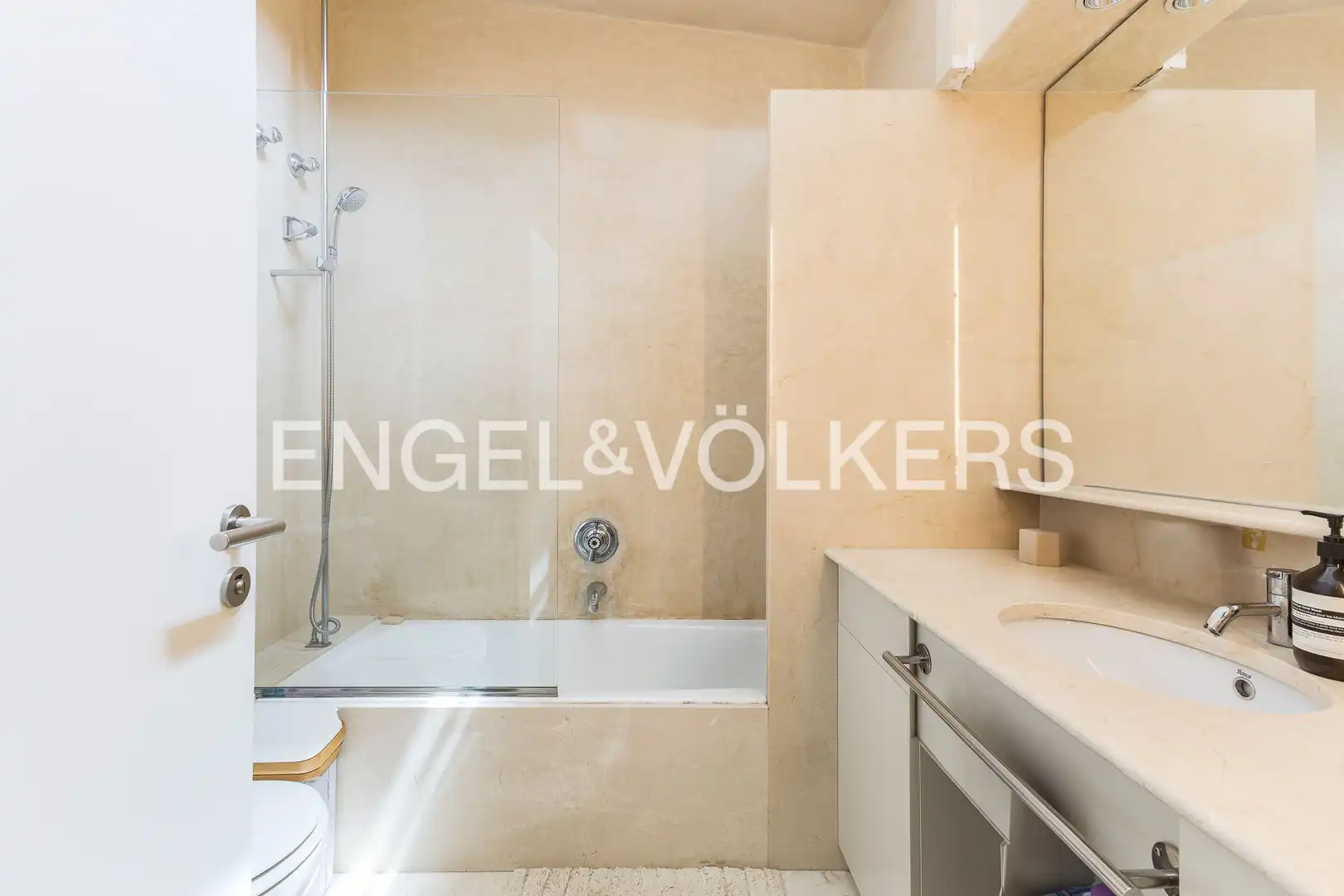 Baño de Casa o chalet en venta en Barcelona con Aire acondicionado, Calefacción y Jardín privado