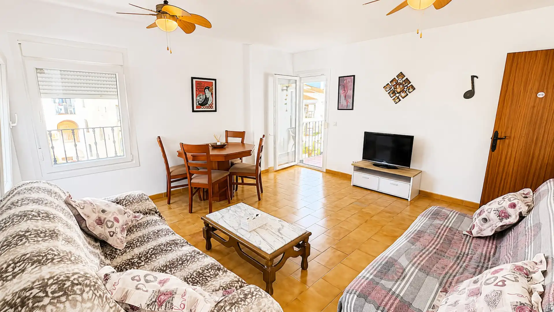 Wohnzimmer von Wohnungen zum Verkauf in Manilva mit Terrasse, Schwimmbad und Möbliert