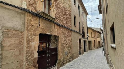 Casa adosada de piedra de tres plantas situada en pleno casco antiguo de Moià