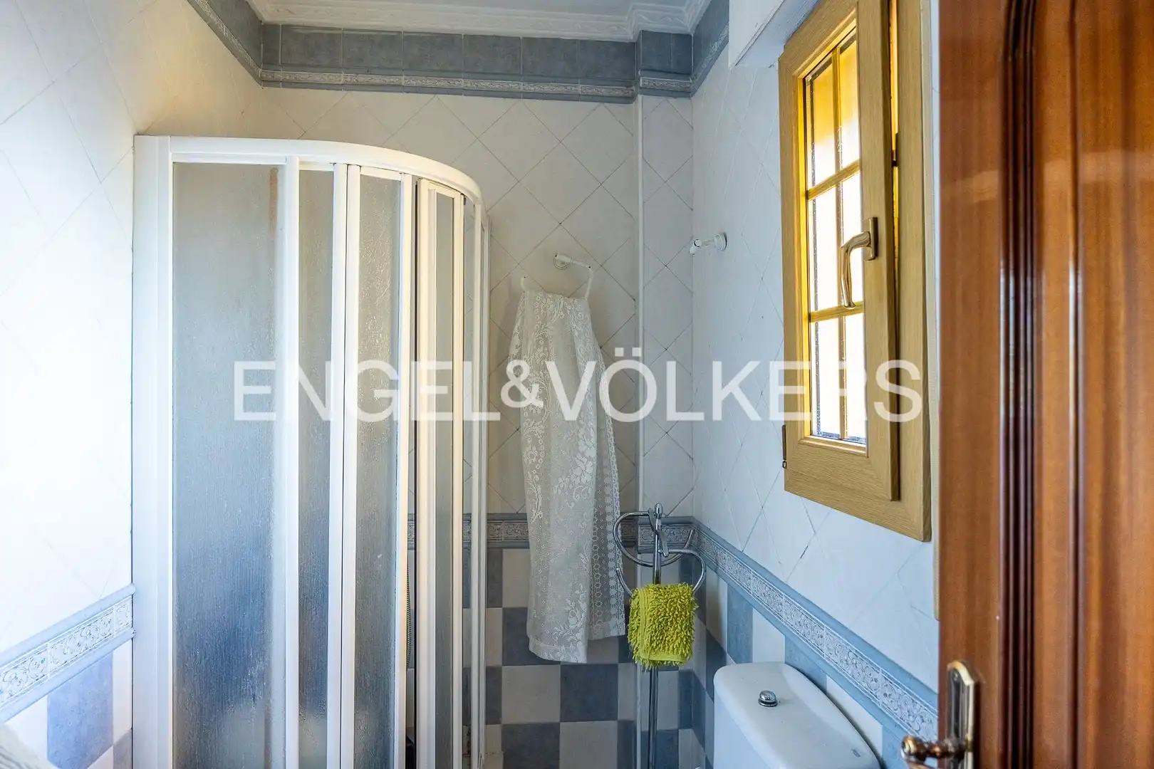 Bathroom of Houses for sale in Sevilla  with Air Conditioner, Heating and Private garden
