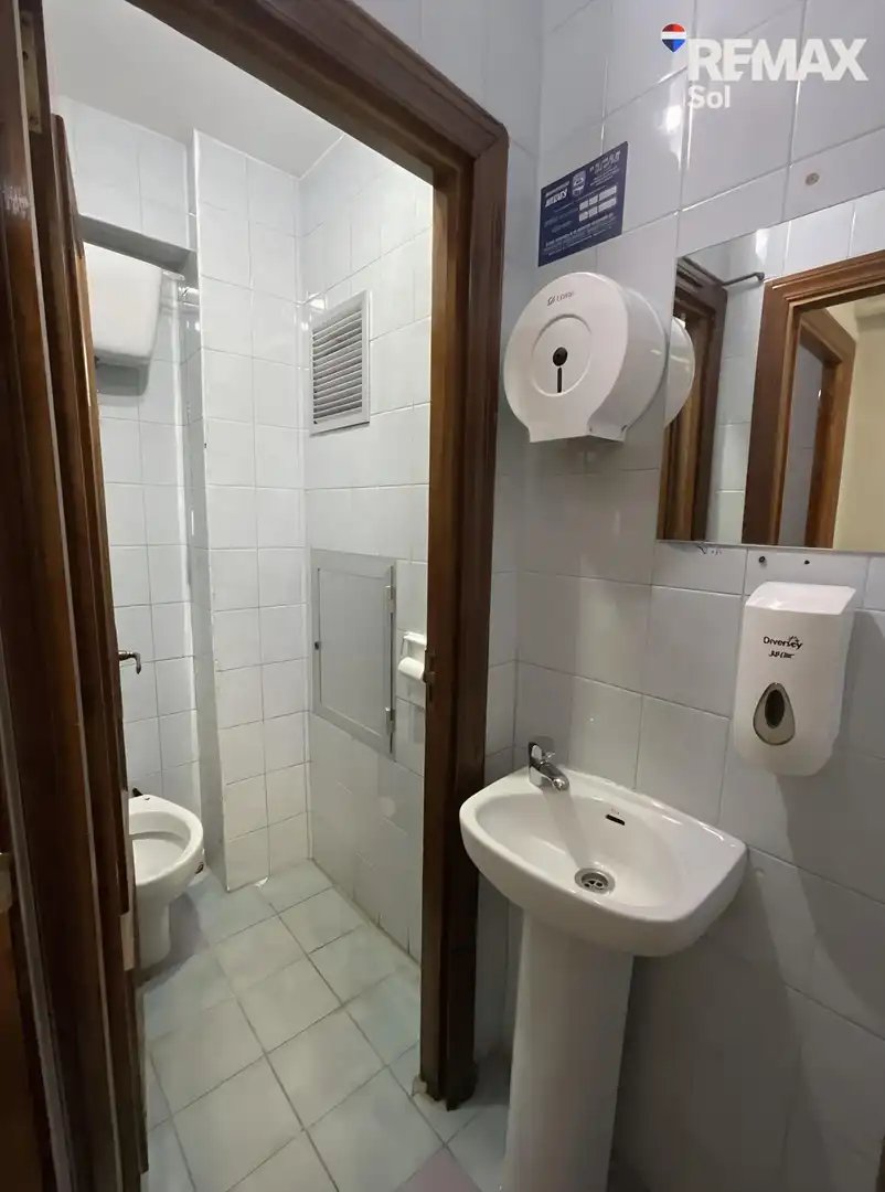Bany de Local en venda en Madrid