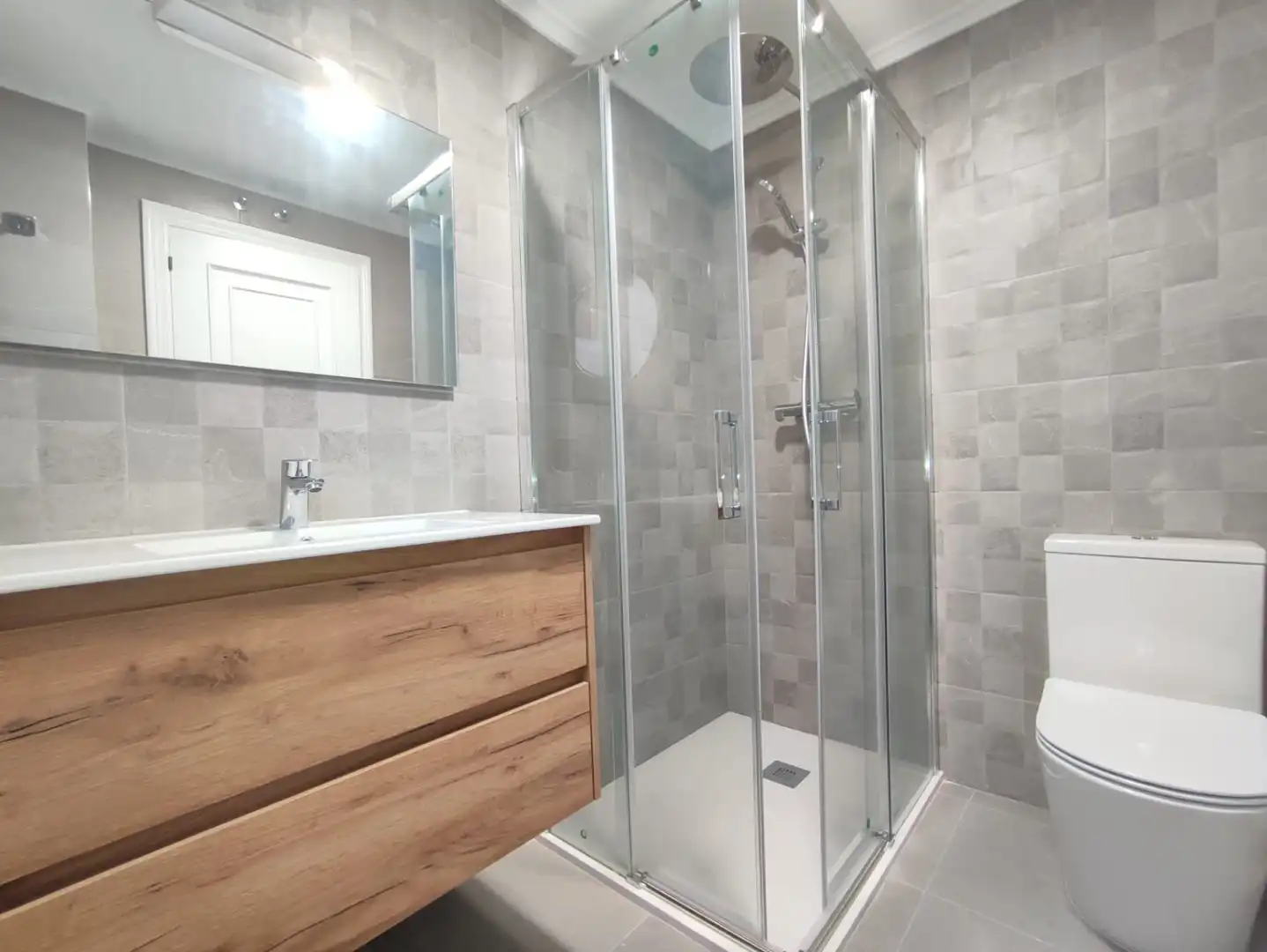 Badezimmer von Wohnung zur Miete in Gijón  mit Heizung, Parkett und Abstellraum