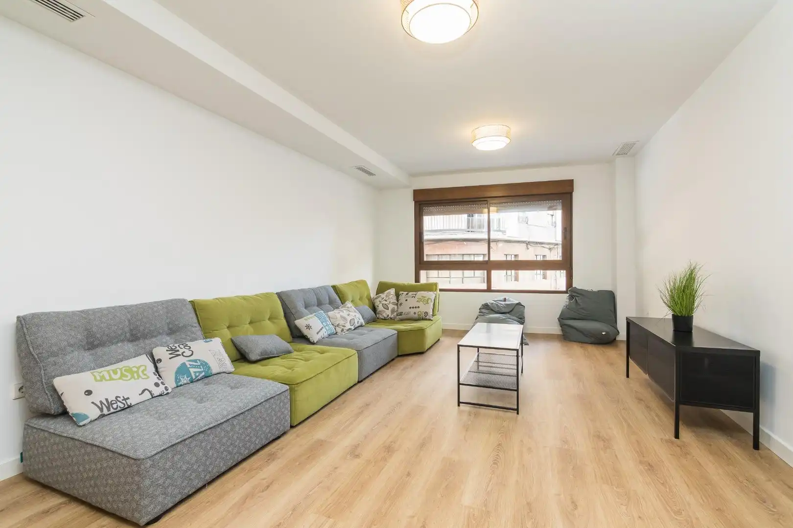 Wohnzimmer von Wohnung zur untervermieten in Elche / Elx mit Möbliert und Balkon