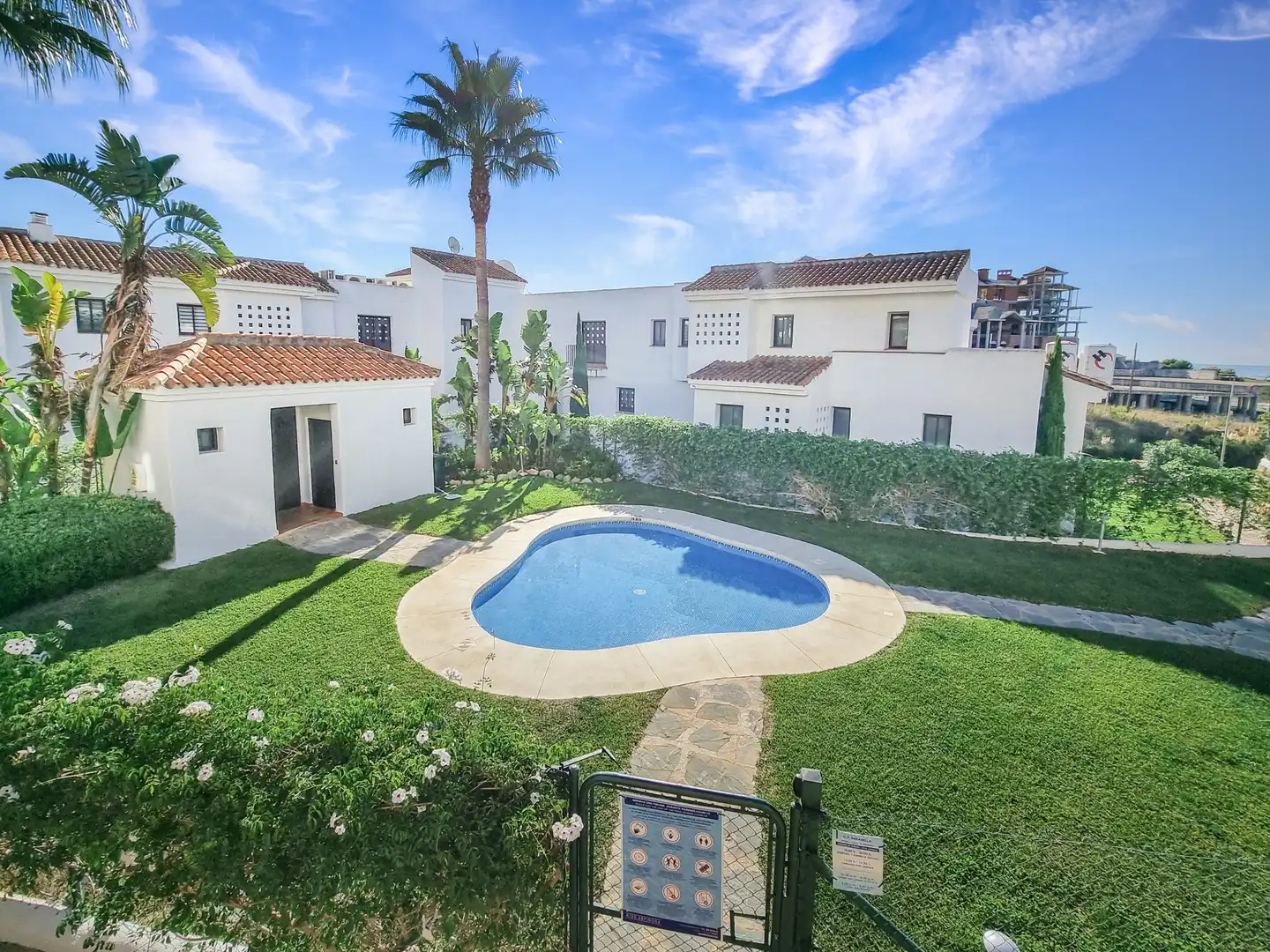 Vista exterior de Apartament en venda en Casares amb Aire condicionat, Terrassa i Piscina