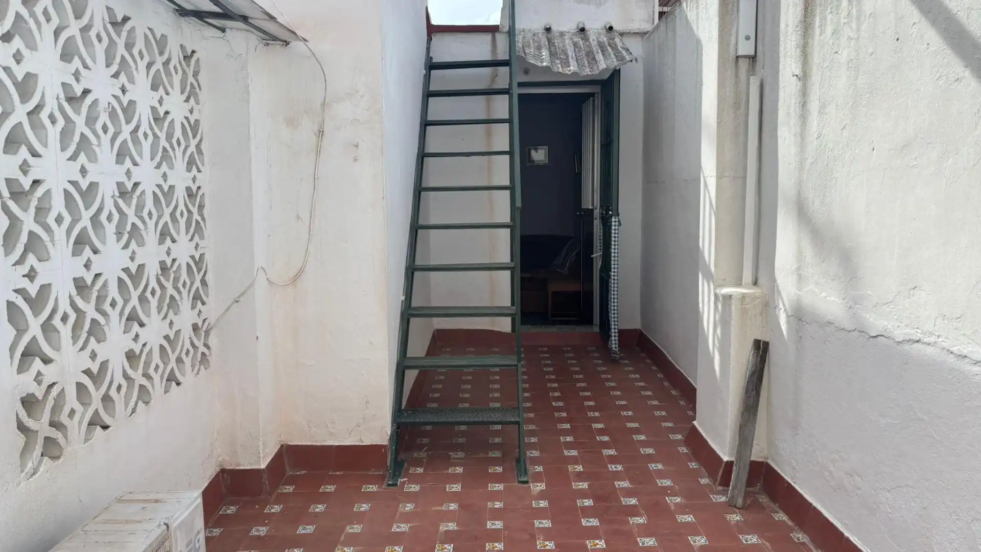 Balcony of Houses for sale in Sevilla  with Air Conditioner, Terrace and Furnished
