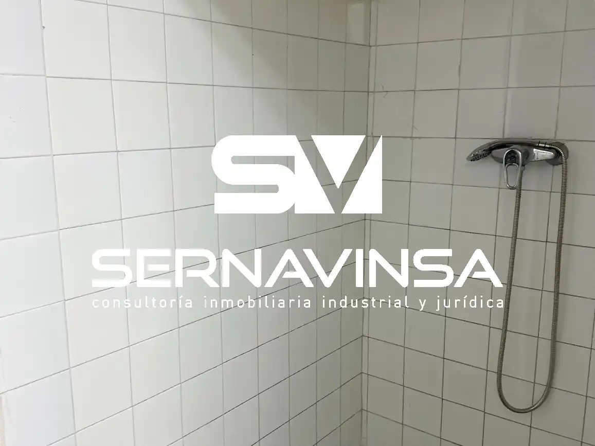 Baño de Nave industrial de alquiler en Sabadell