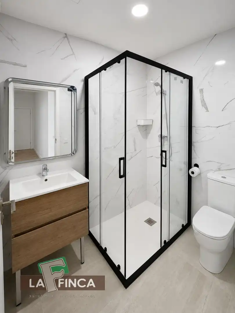 Baño de Piso en venta en Oviedo  con Calefacción, Parquet y Terraza