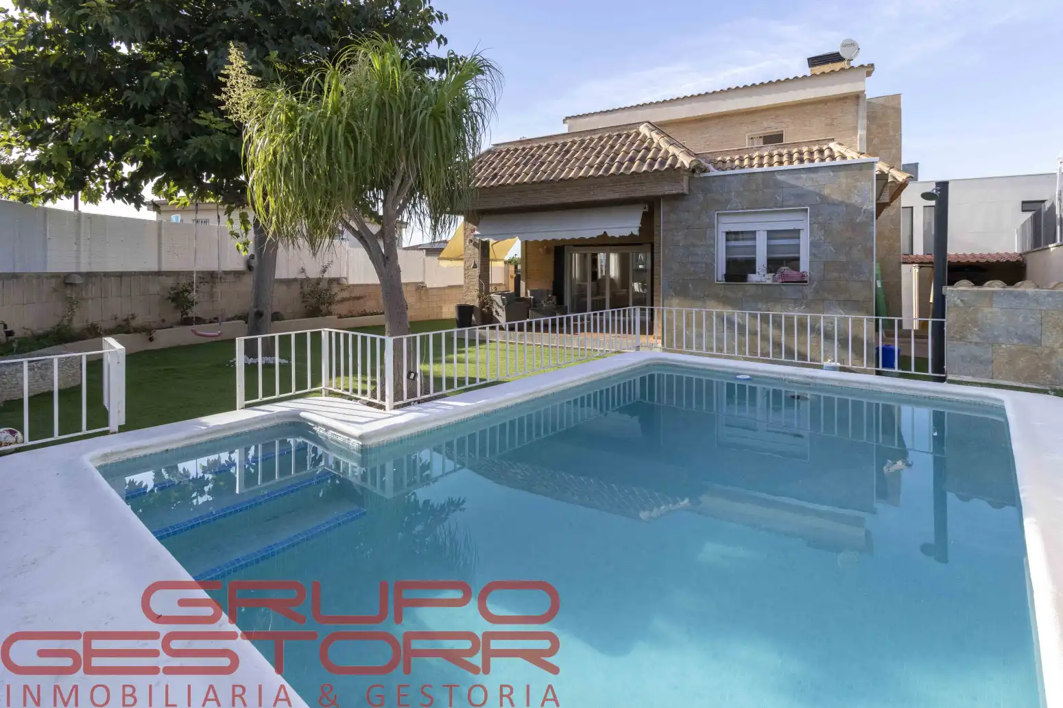Piscina de Casa o xalet en venda en Torrent amb Jardí privat, Terrassa i Traster