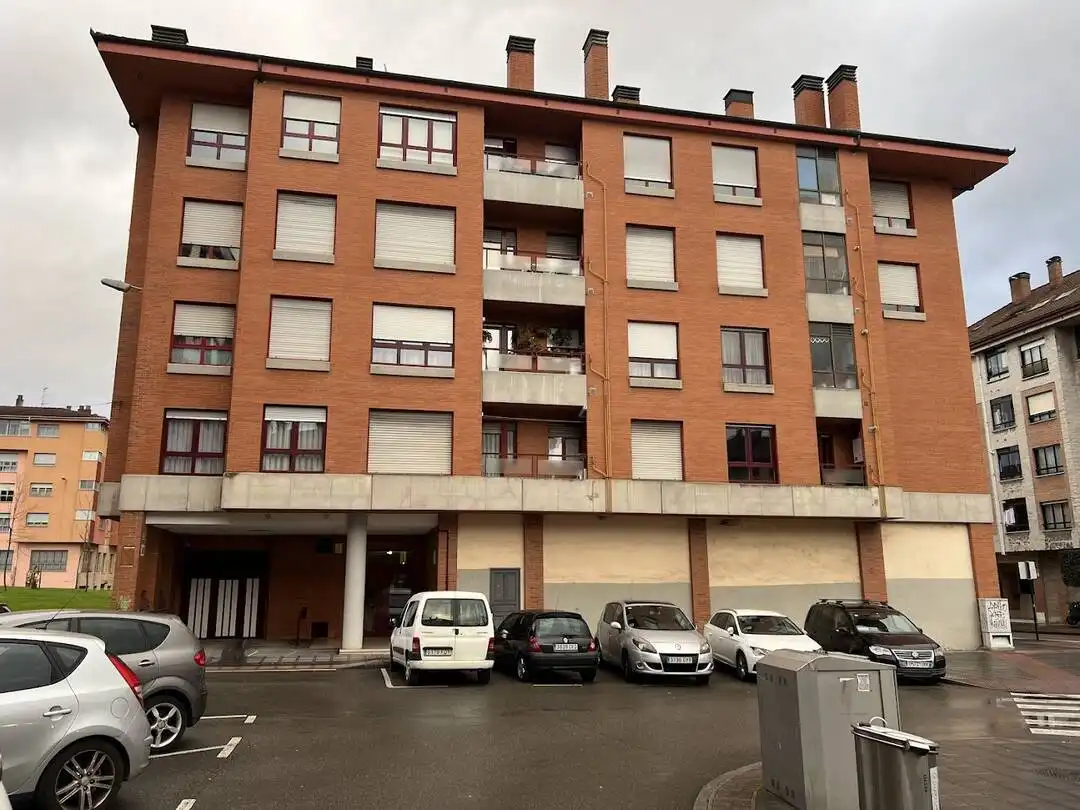Vista exterior de Pis en venda en Siero amb Calefacció, Terrassa i Traster