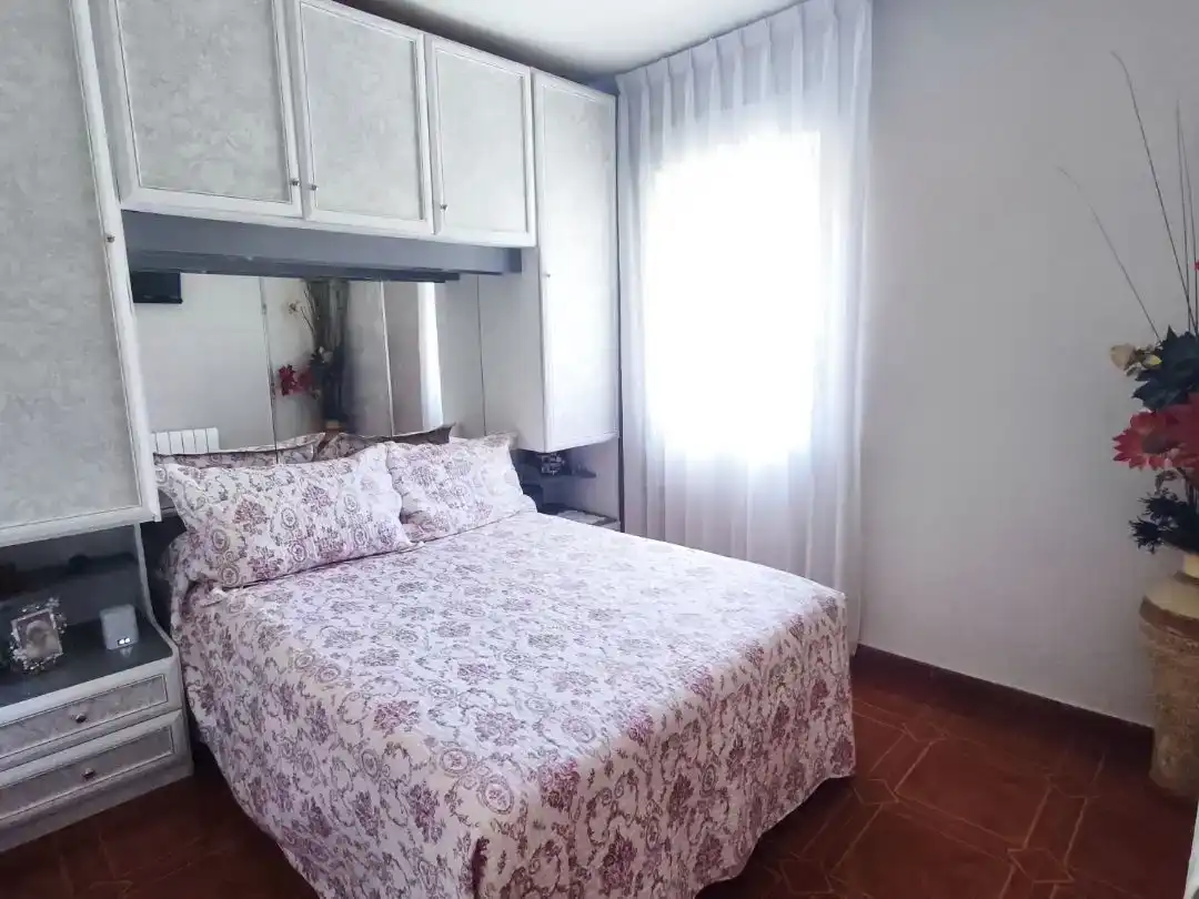 Dormitori de Casa adosada en venda en Langreo amb Jardí privat, Traster i Moblat