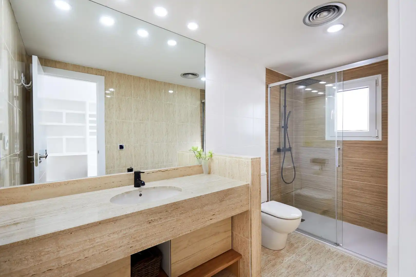 Badezimmer von Einfamilien-Reihenhaus zum Verkauf in Sitges mit Klimaanlage, Heizung und Privatgarten