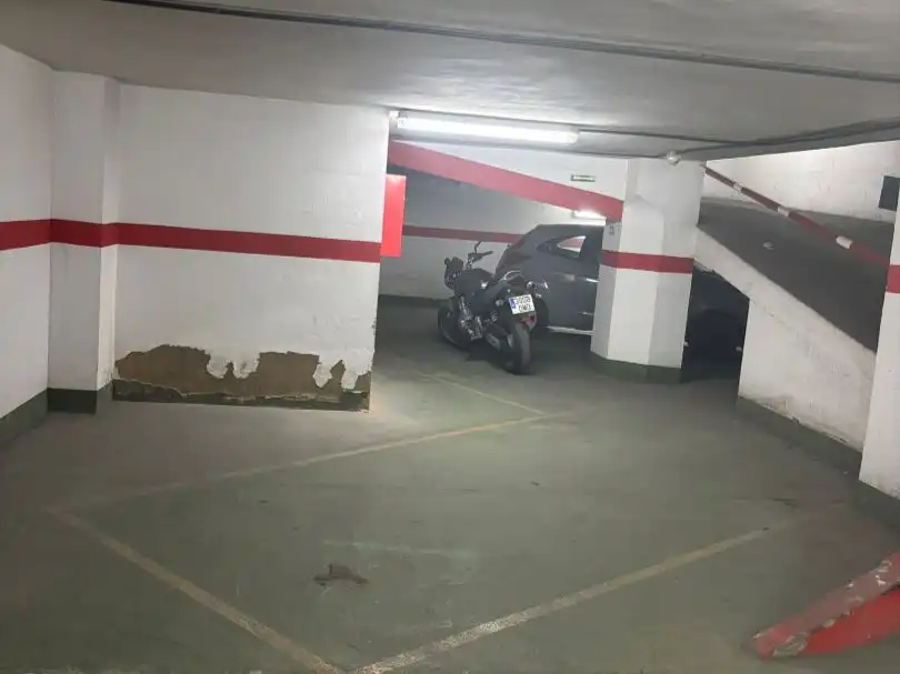 Parkplatz von Garage zum Verkauf in Huelva