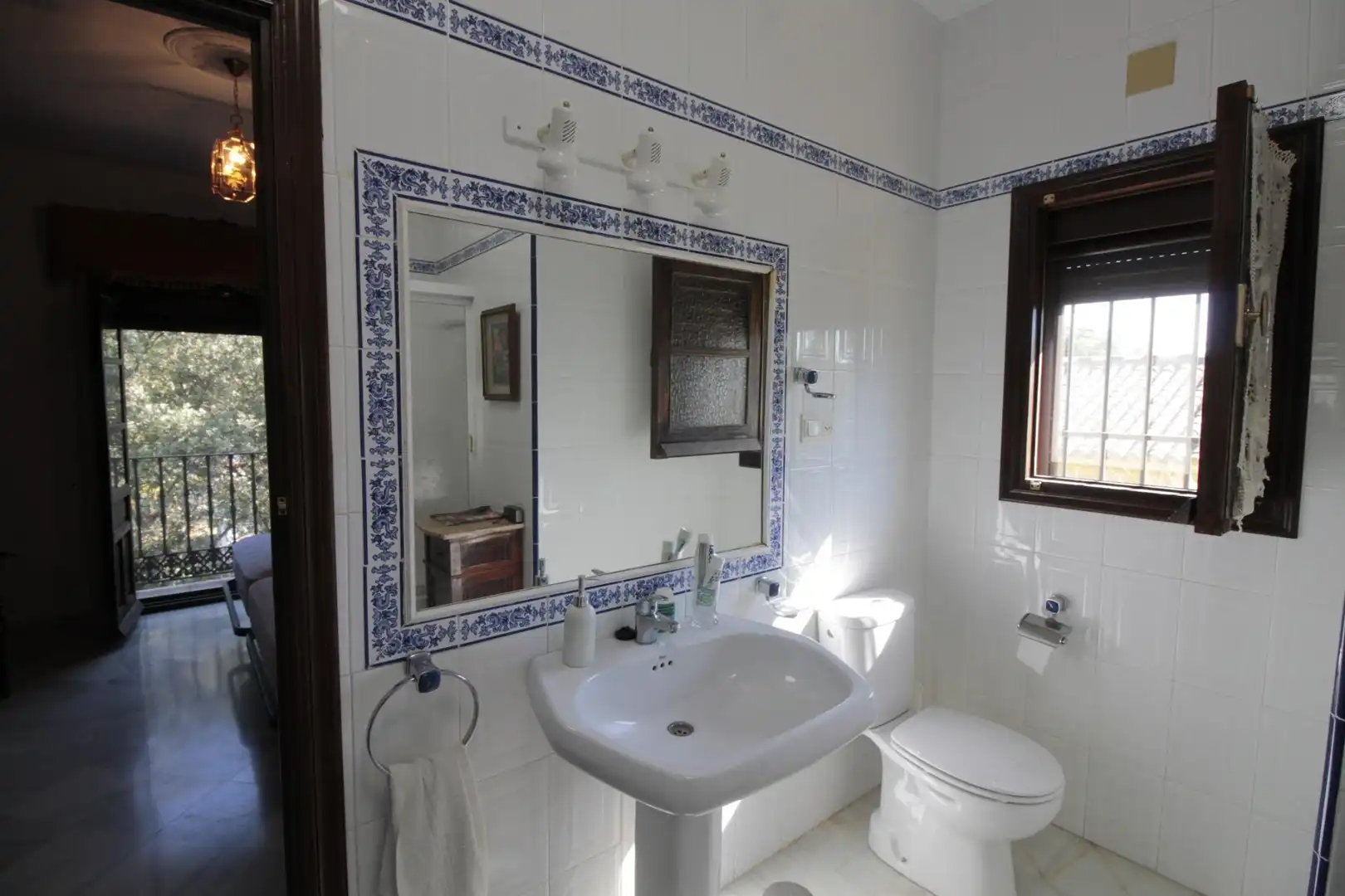 Baño de Casa o chalet en venta en El Castillo de las Guardas con Jardín privado, Trastero y Piscina