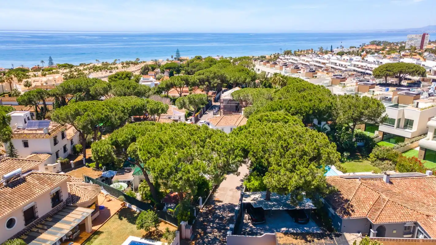 Vista exterior de Casa o chalet en venta en Marbella con Aire acondicionado, Calefacción y Jardín privado