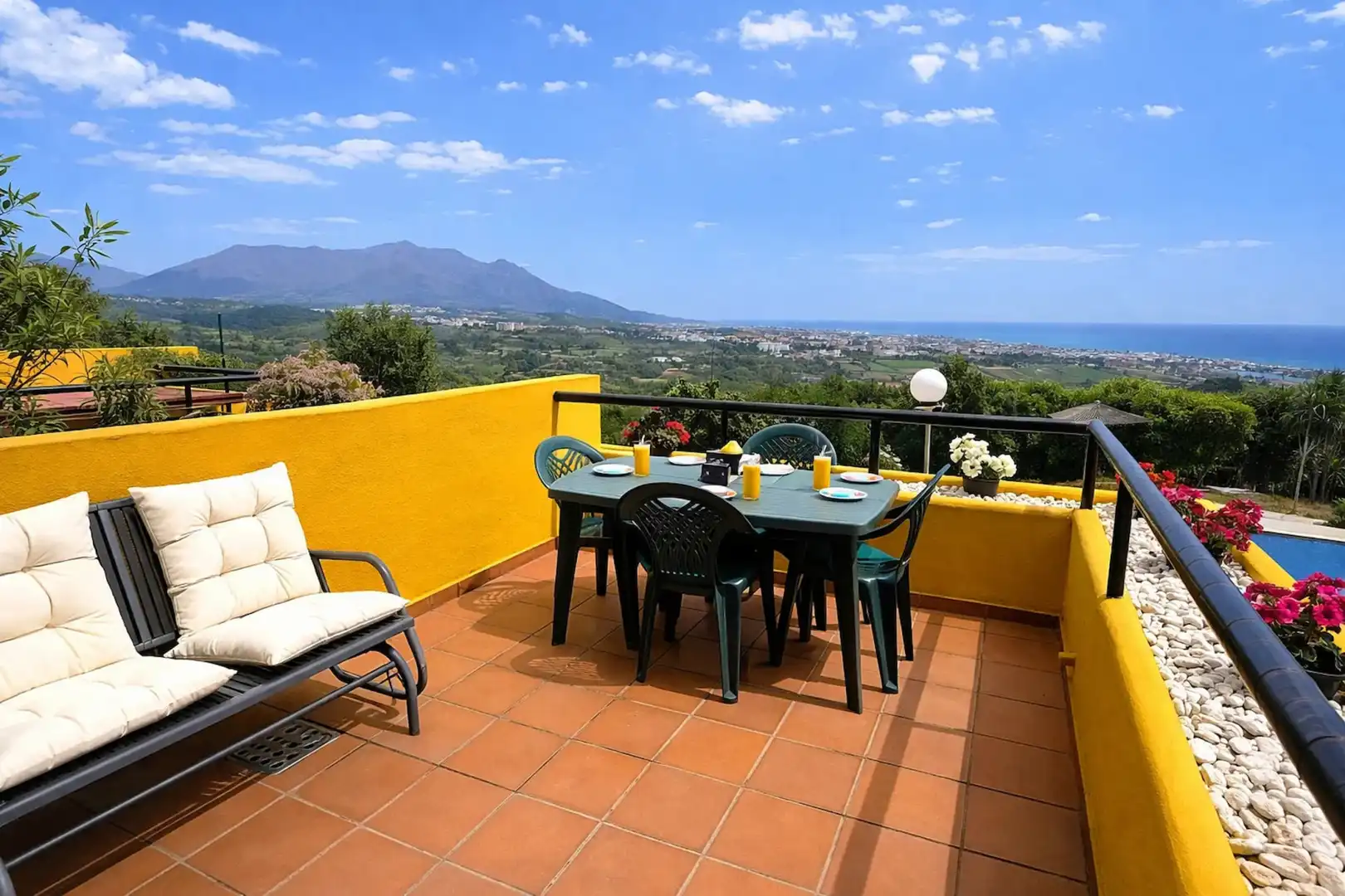 Terrasse von Einfamilien-Reihenhaus zum Verkauf in Manilva mit Klimaanlage, Terrasse und Schwimmbad