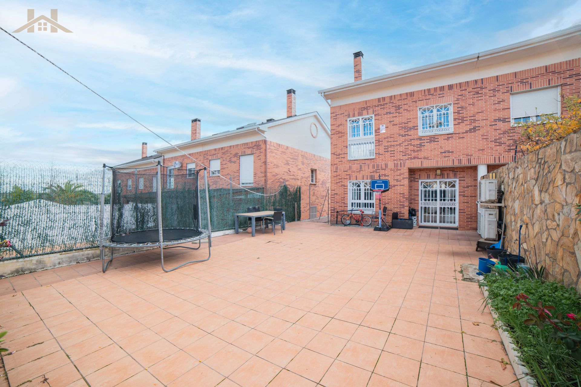 Vista exterior de Casa adosada en venta en Arroyomolinos (Madrid) con Aire acondicionado, Calefacción y Jardín privado