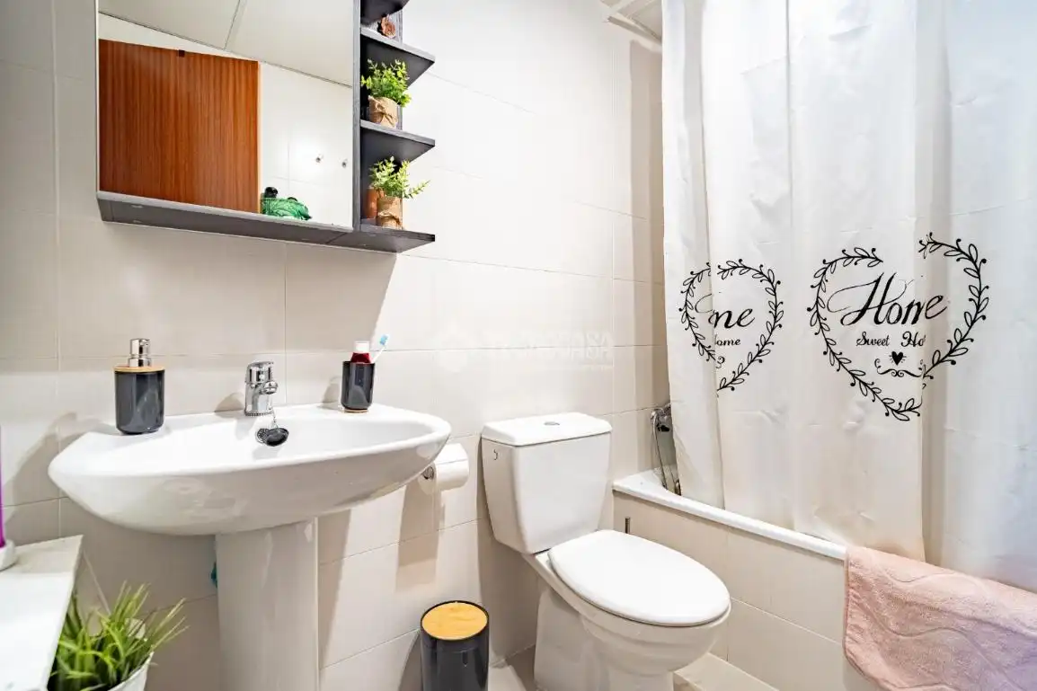 Bathroom of Flat for sale in Granada  with Air Conditioner, Heating and Terrace