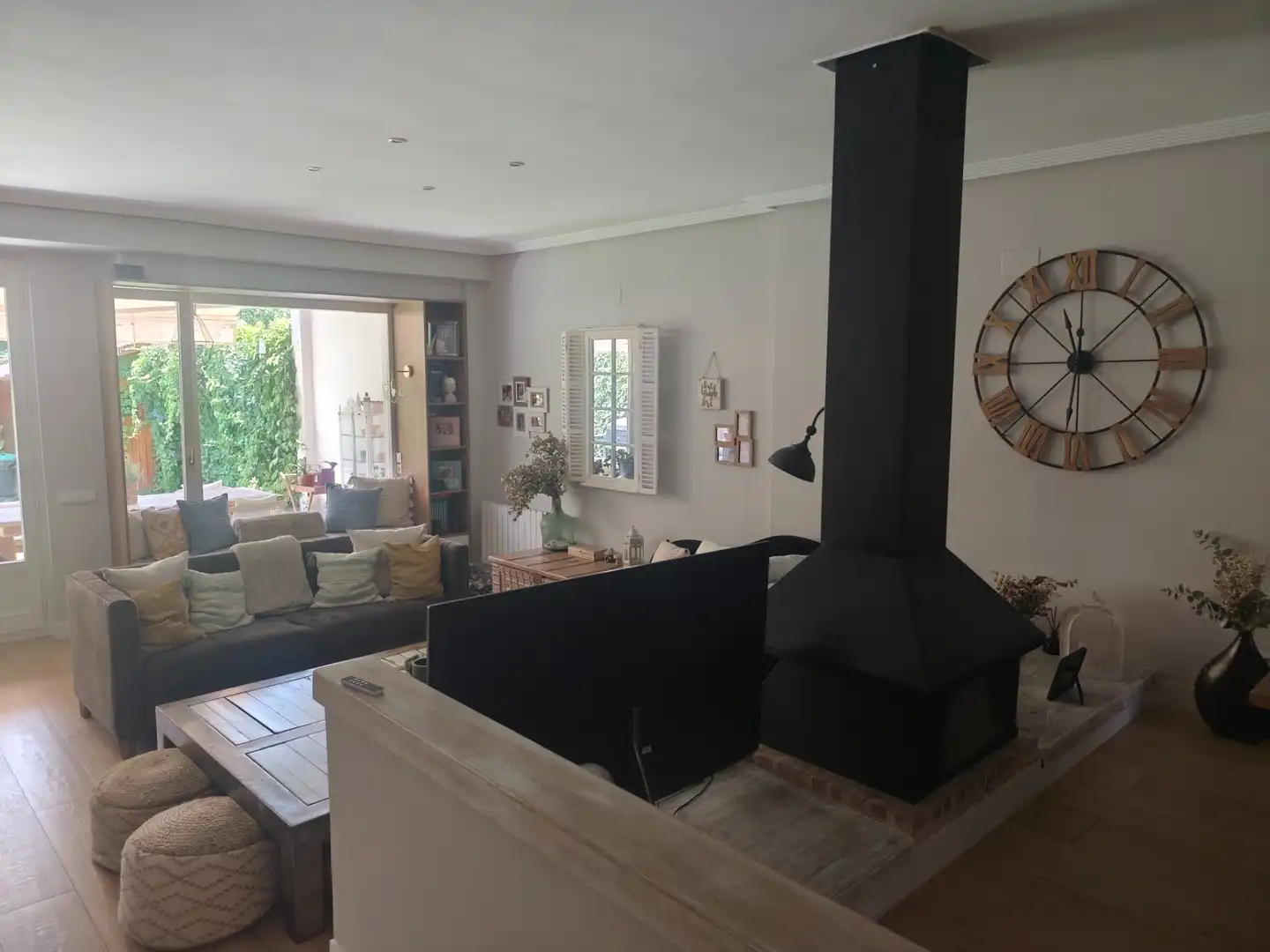 Wohnzimmer von Einfamilien-Reihenhaus zum Verkauf in Algete mit Klimaanlage, Heizung und Privatgarten