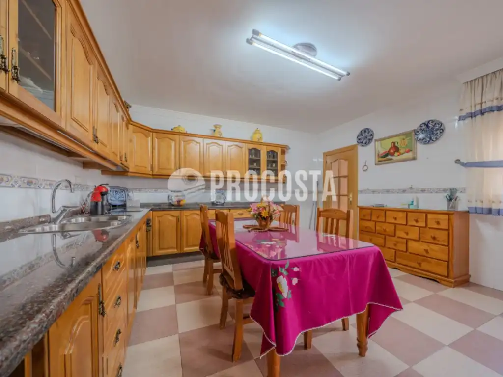 Cuina de Casa o xalet en venda en Fuente Vaqueros amb Aire condicionat, Jardí privat i Terrassa