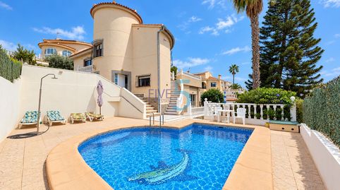 Villa independiente de 5 dormitorios y 4 baños, orientada al sur con alojamiento independiente, piscina privada y gran parcela, Ci